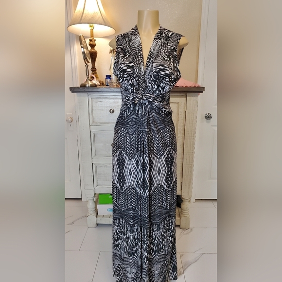 Elegant Black and White Patterned Maxi Dress - Picture 1 of 5